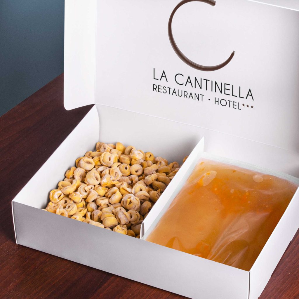 Scatola con pasta fresca e salsa al pomodoro del ristorante La Cantinella