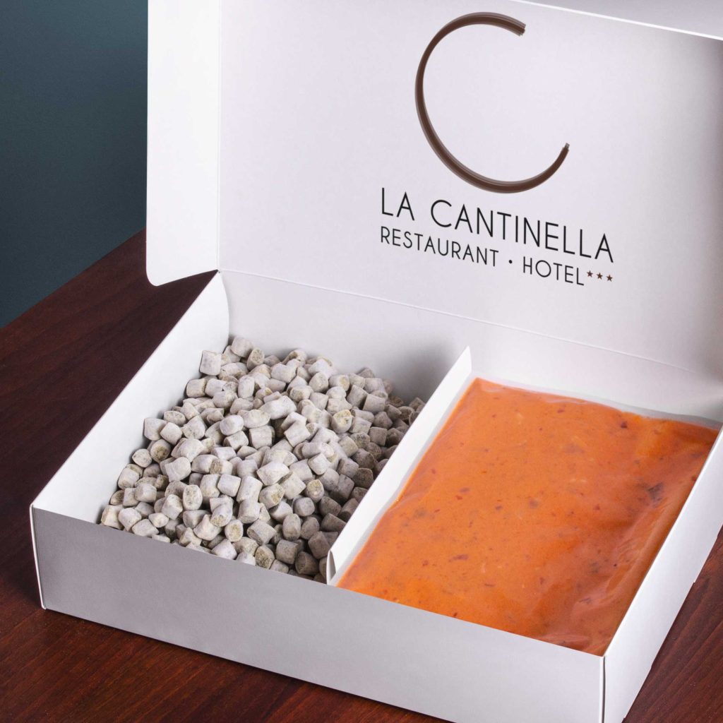 Scatola con pasta fresca e salsa al pomodoro del ristorante La Cantinella