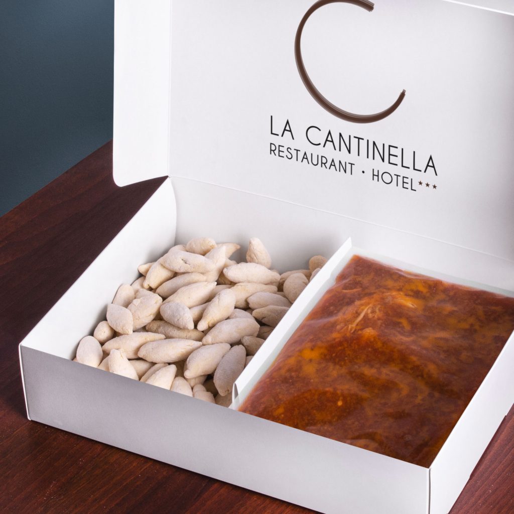 Scatola con pasta fresca e salsa del ristorante La Cantinella