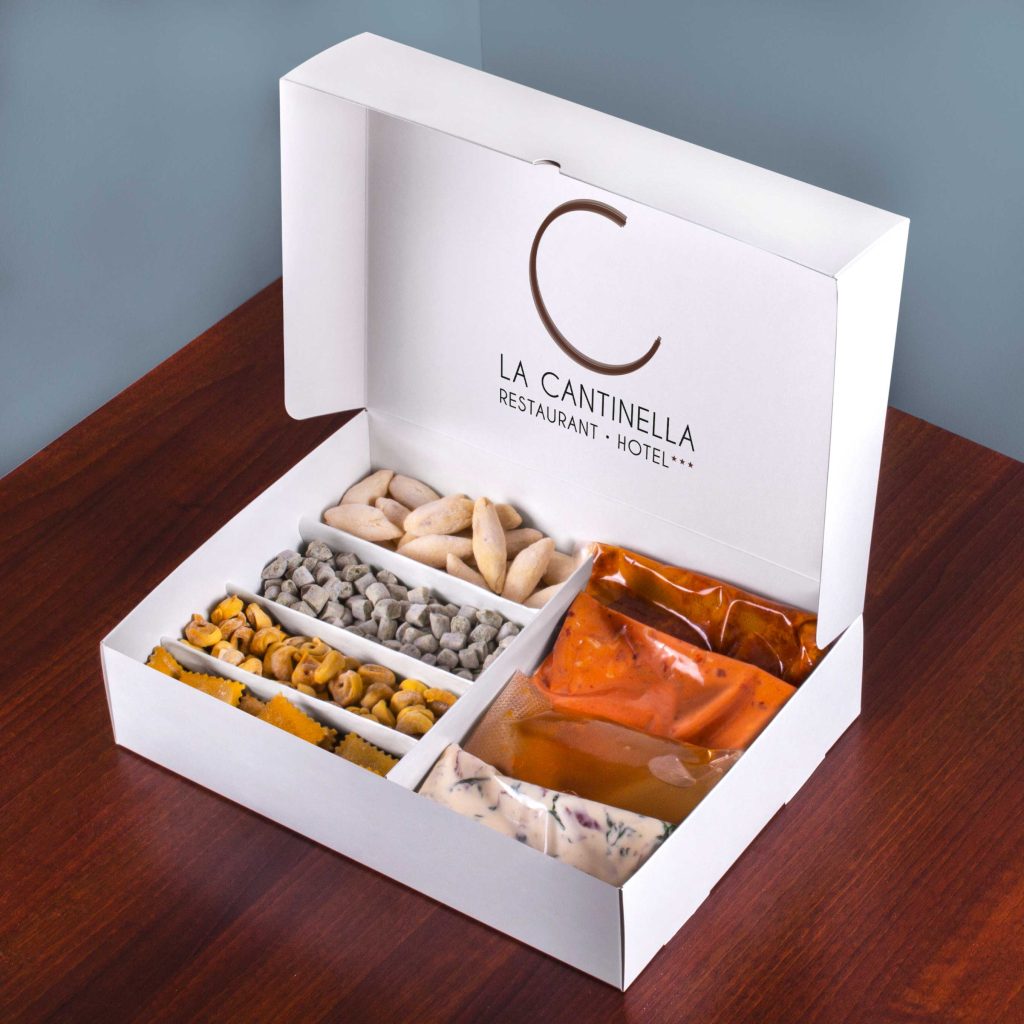 Scatola contenente vari tipi di pasta e salse del ristorante La Cantinella