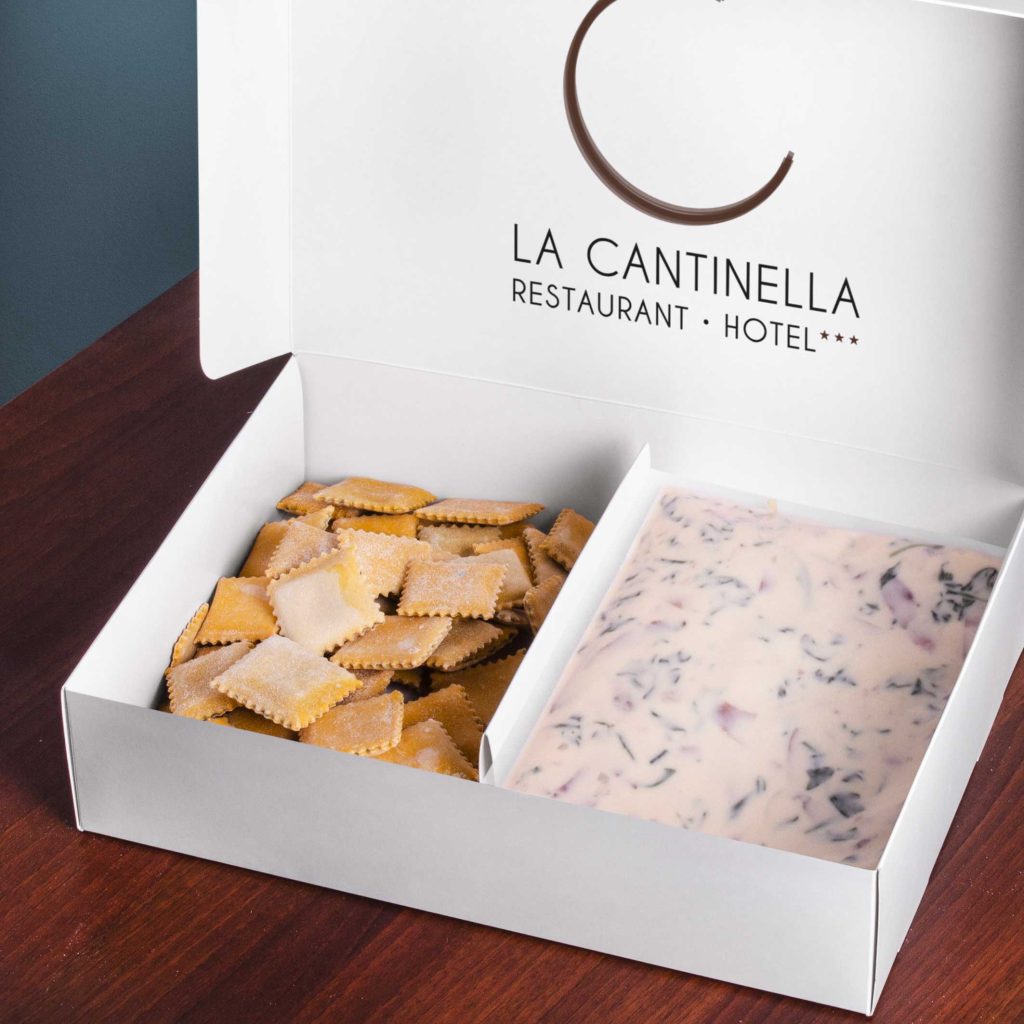 Scatola con ravioli freschi e salsa cremosa del ristorante La Cantinella